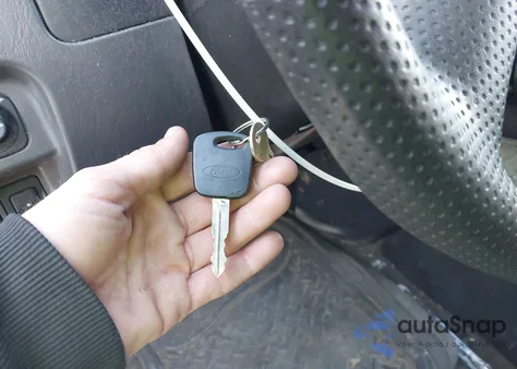 2004 Ford Escape Xlt z USA, uszkodzony, nr VIN 1FMCU03164KA96034